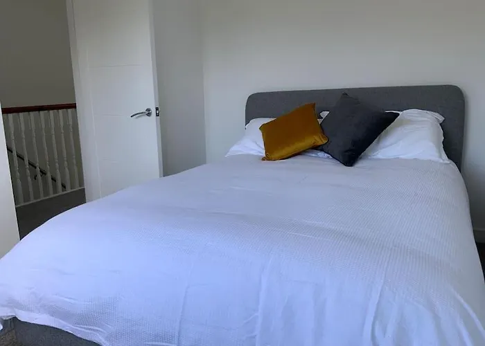 3 Bedroom Home With Sunny Private Garden