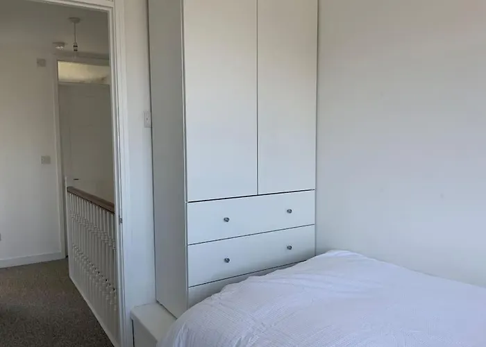 3 Bedroom Home With Sunny Private Garden