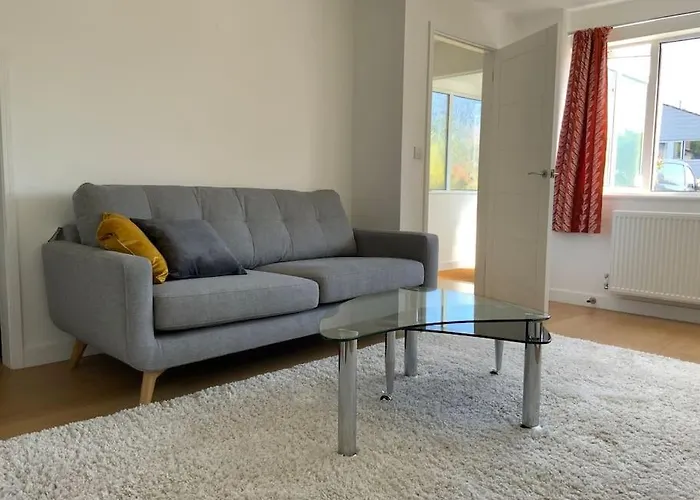 3 Bedroom Home With Sunny Private Garden