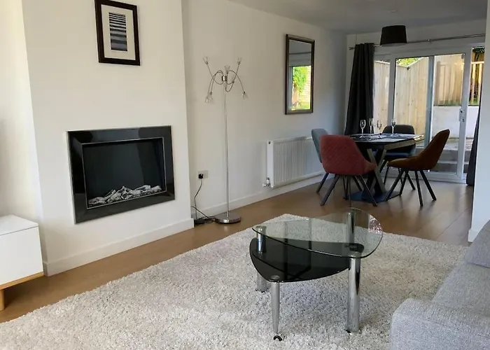 3 Bedroom Home With Sunny Private Garden