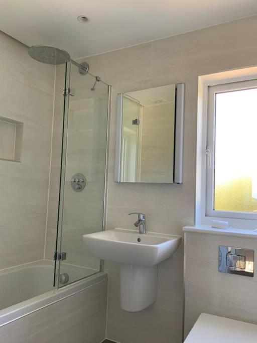 Holiday home 3 Bedroom With Sunny Private Garden
