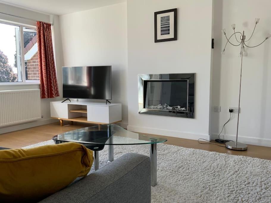3 Bedroom With Sunny Private Garden