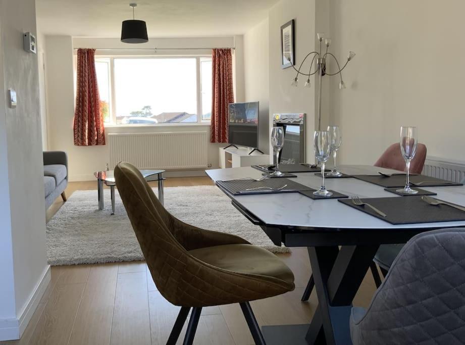 Holiday home 3 Bedroom With Sunny Private Garden *
