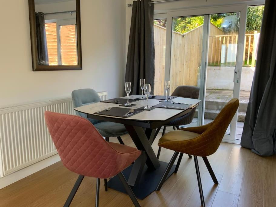 Holiday home 3 Bedroom With Sunny Private Garden